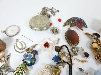 Lot de bijoux fantaisie : nombreux pendentifs,...
