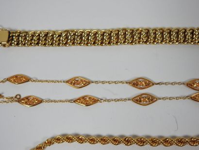 Bracelet en métal doré à maille américaine....