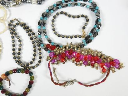Ensemble de colliers fantaisie.