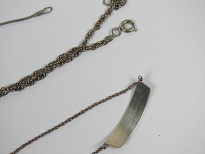 Ensemble de 8 colliers ou chaines de cou...