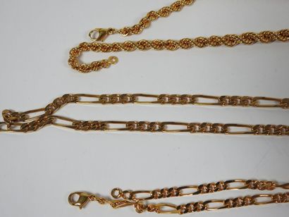 Bracelet en métal doré à maille américaine....