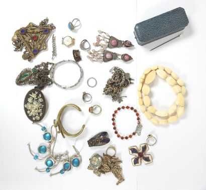 Ensemble de bijoux fantaisie dont : colliers,...