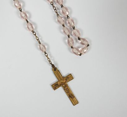 Ensemble de bijoux religieux en métal comprenant...
