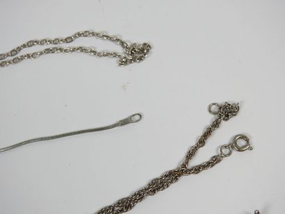 Ensemble de 8 colliers ou chaines de cou...