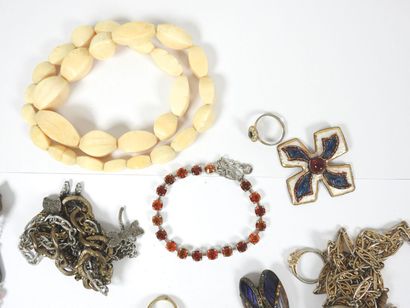 Ensemble de bijoux fantaisie dont : colliers,...