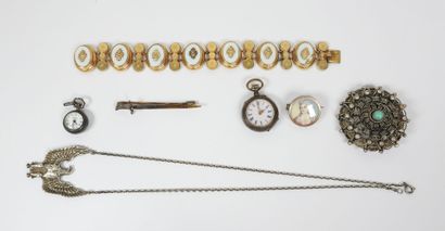 Set of costume jewelry including : 
- gilded...