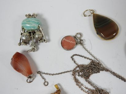 Collier en argent orné d'une pierre verte...