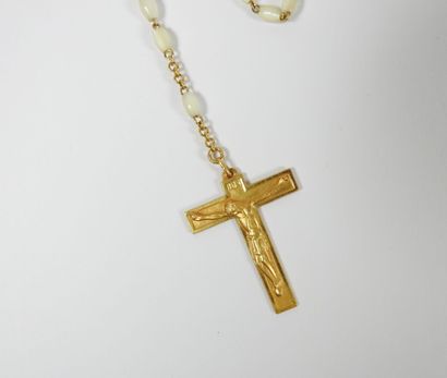 Ensemble de bijoux religieux en métal comprenant...