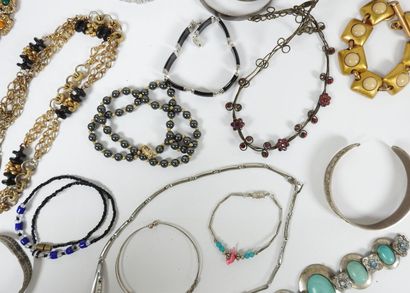 Ensemble de bijoux fantaisie comprenant :...