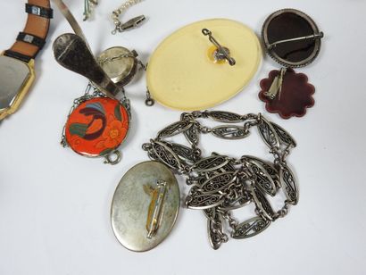 Ensemble de bijoux fantaisie comprenant :...