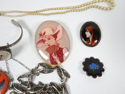 Ensemble de bijoux fantaisie comprenant :...