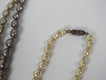Ensemble de bijoux fantaisie comprenant :...