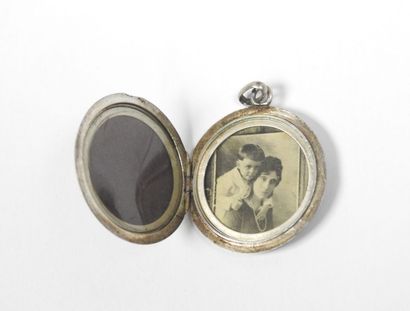 Circular religious medal mounted in pendant...