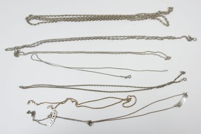 Ensemble de 8 colliers ou chaines de cou...