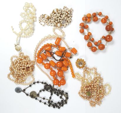 Ensemble de bijoux fantaisie dont colliers...