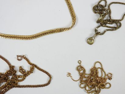 Ensemble de bijoux fantaisie comprenant chaines...