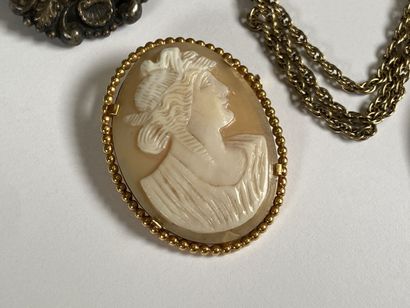 Set of 4 fancy brooches including : 
- 2...