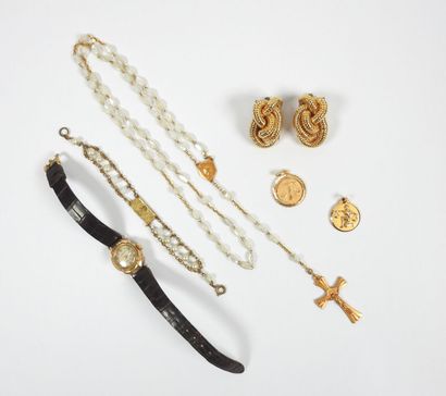 Ensemble de bijoux fantaisies comprenant...