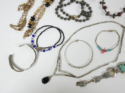 Ensemble de bijoux fantaisie comprenant :...