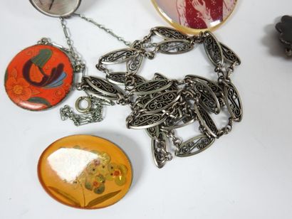 Ensemble de bijoux fantaisie comprenant :...