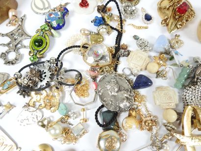 Lot de bijoux fantaisie : nombreux pendentifs,...