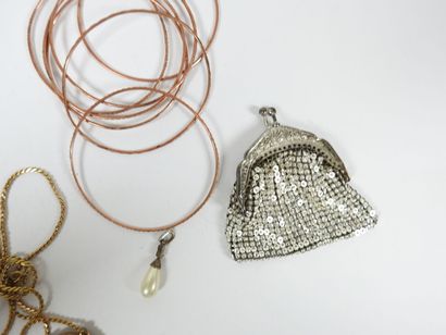 Ensemble de bijoux fantaisie dont 
- pendentif...