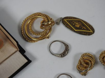 Lot de bijoux fantaisie comprenant :
- Paire...