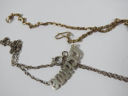 Ensemble de 8 colliers ou chaines de cou...
