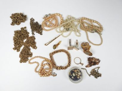 Lot de bijoux fantaisie et éléments comprenant...