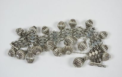 Bracelet en argent à mailles articulées stylisées...