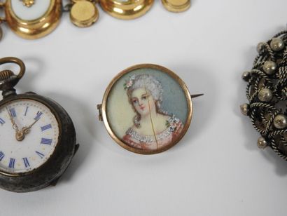 Set of costume jewelry including : 
- gilded...