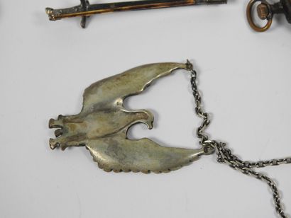 Set of costume jewelry including : 
- gilded...