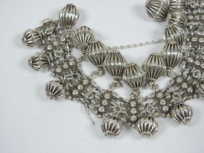Bracelet en argent à mailles articulées stylisées...