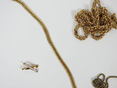 Ensemble de bijoux fantaisie comprenant chaines...