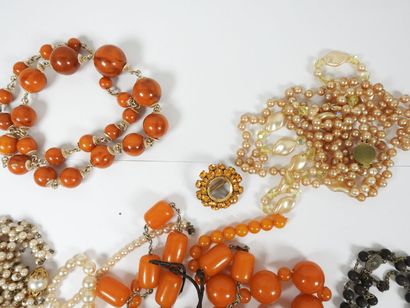 Ensemble de bijoux fantaisie dont colliers...