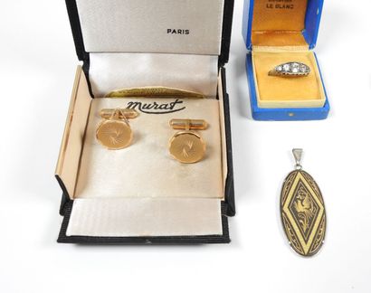 Lot de bijoux fantaisie comprenant :
- Paire...
