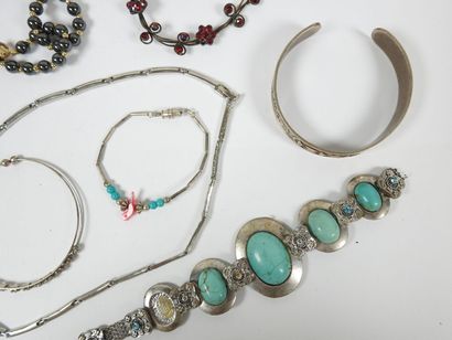 Ensemble de bijoux fantaisie comprenant :...
