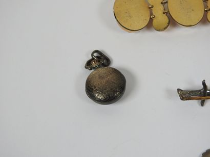 Set of costume jewelry including : 
- gilded...