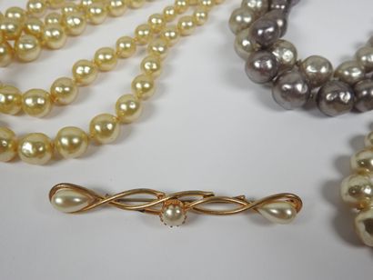 Ensemble de bijoux fantaisie comprenant :...