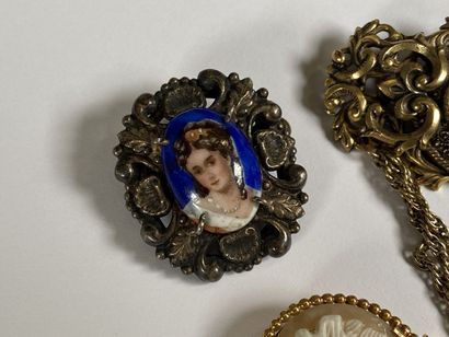 Set of 4 fancy brooches including : 
- 2...