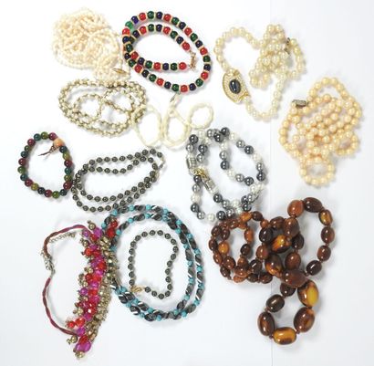 Ensemble de colliers fantaisie.