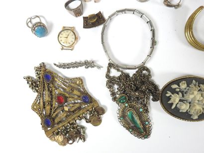 Ensemble de bijoux fantaisie dont : colliers,...
