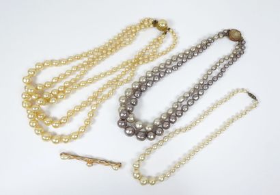 Ensemble de bijoux fantaisie comprenant :...