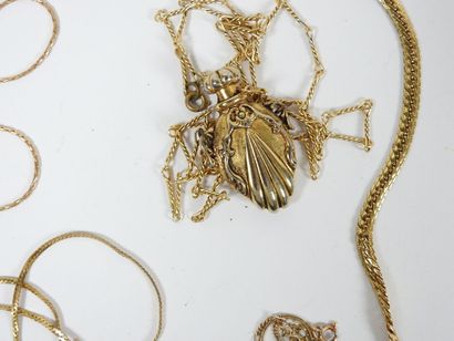 Ensemble de bijoux fantaisie comprenant chaines...