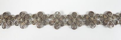 Silver bracelet filigree with stylized flowers.
Weight...