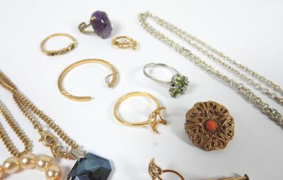 Ensemble de bijoux fantaisies dont :
- Collier...