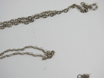 Ensemble de 8 colliers ou chaines de cou...