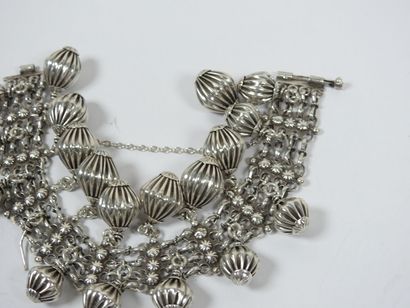 Bracelet en argent à mailles articulées stylisées...
