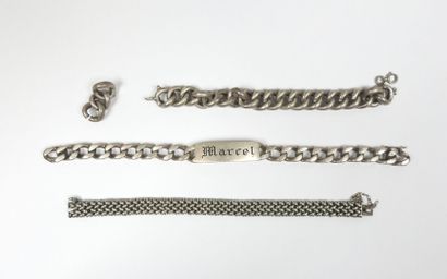 Lot de bijoux en argent comprenant : 
- une...