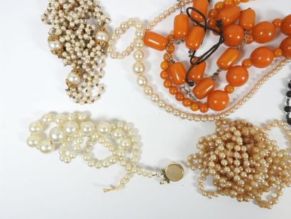Ensemble de bijoux fantaisie dont colliers...